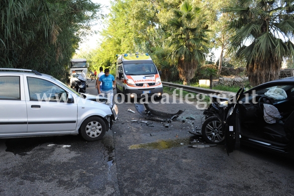 POZZUOLI/ Scontro frontale in via Cuma Licola, 2 feriti: grave 60enne – LE FOTO