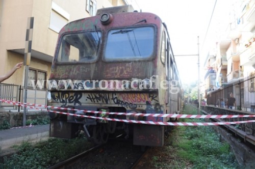 POZZUOLI/ Frana sui binari della Cumana, linea spezzata in due