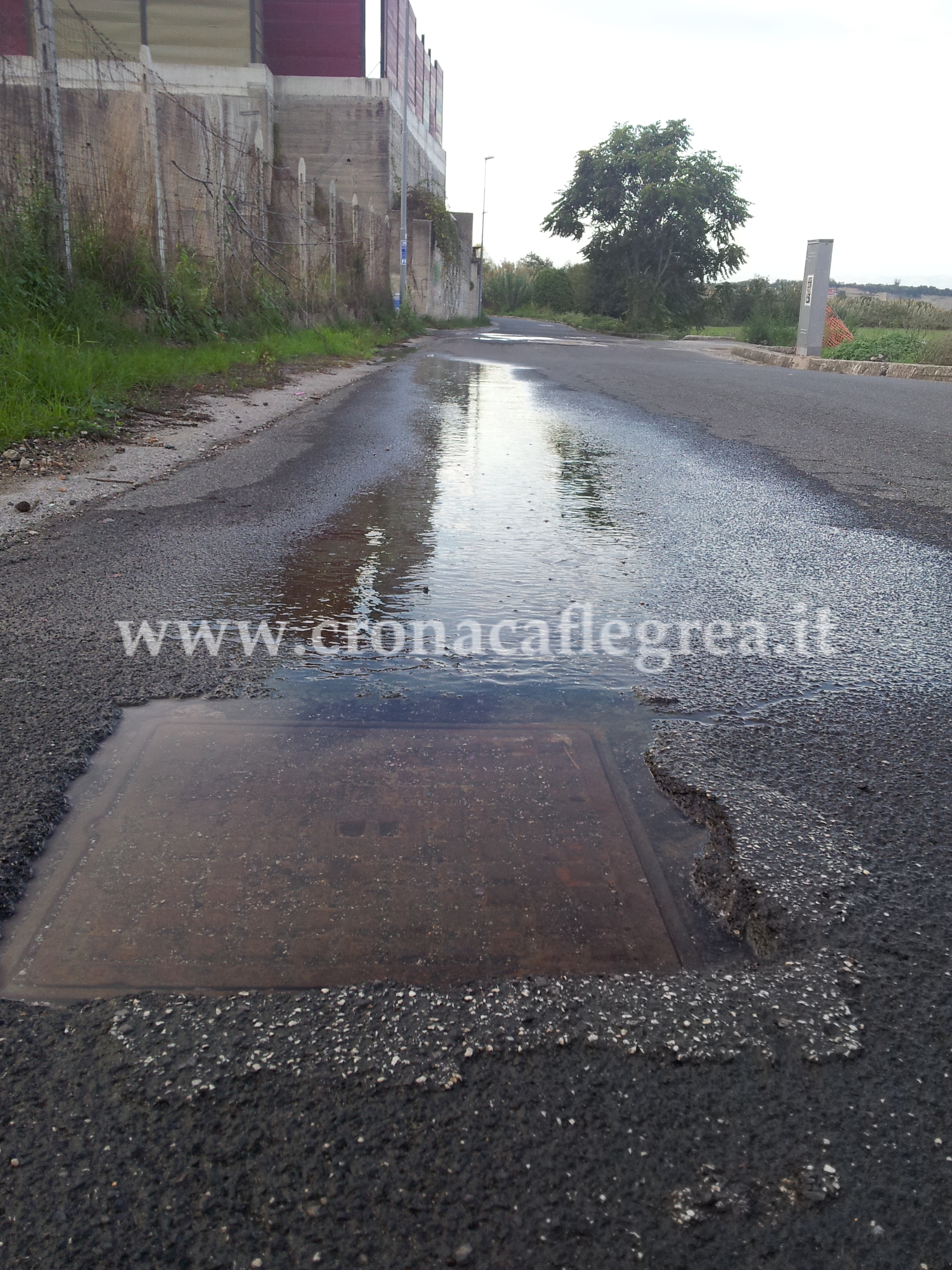 POZZUOLI/ Condotta rotta, il comune continua a sprecare l’acqua che i cittadini pagano – LE FOTO