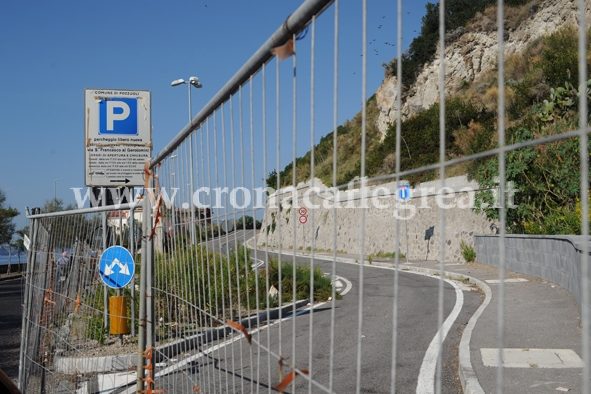 LA DENUNCIA/ Abbandono e degrado lungo la strada del parcheggio mai aperto – LE FOTO