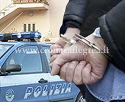 Picchia selvaggiamente la convivente e morde un poliziotto