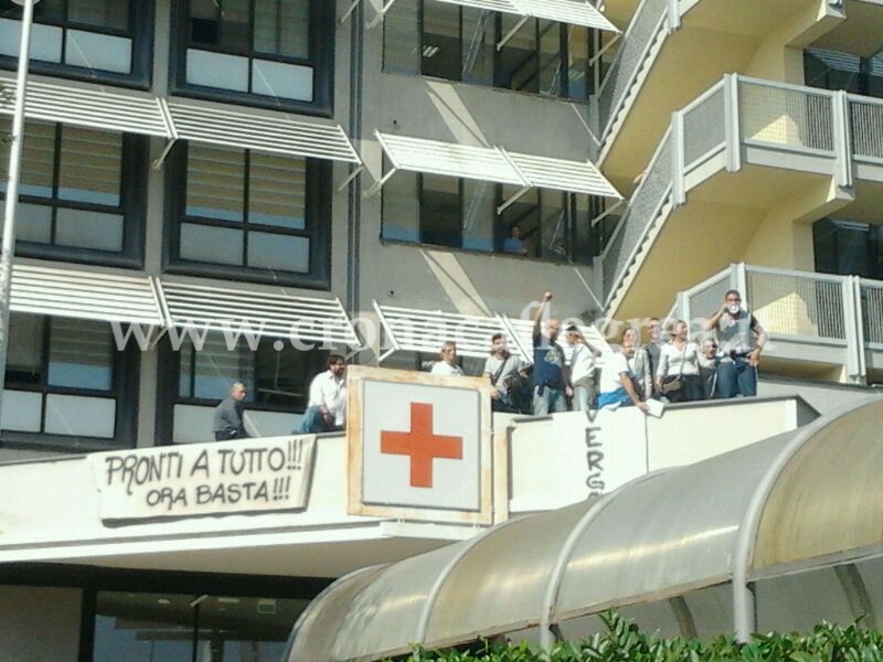 POZZUOLI/ Da mesi senza stipendio, operai salgono sul tetto dell’Ospedale – LE FOTO