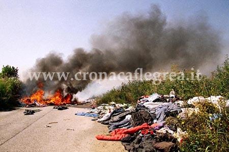 GIUGLIANO/ La Polizia sequestra una discarica abusiva nella “Terra dei fuochi”