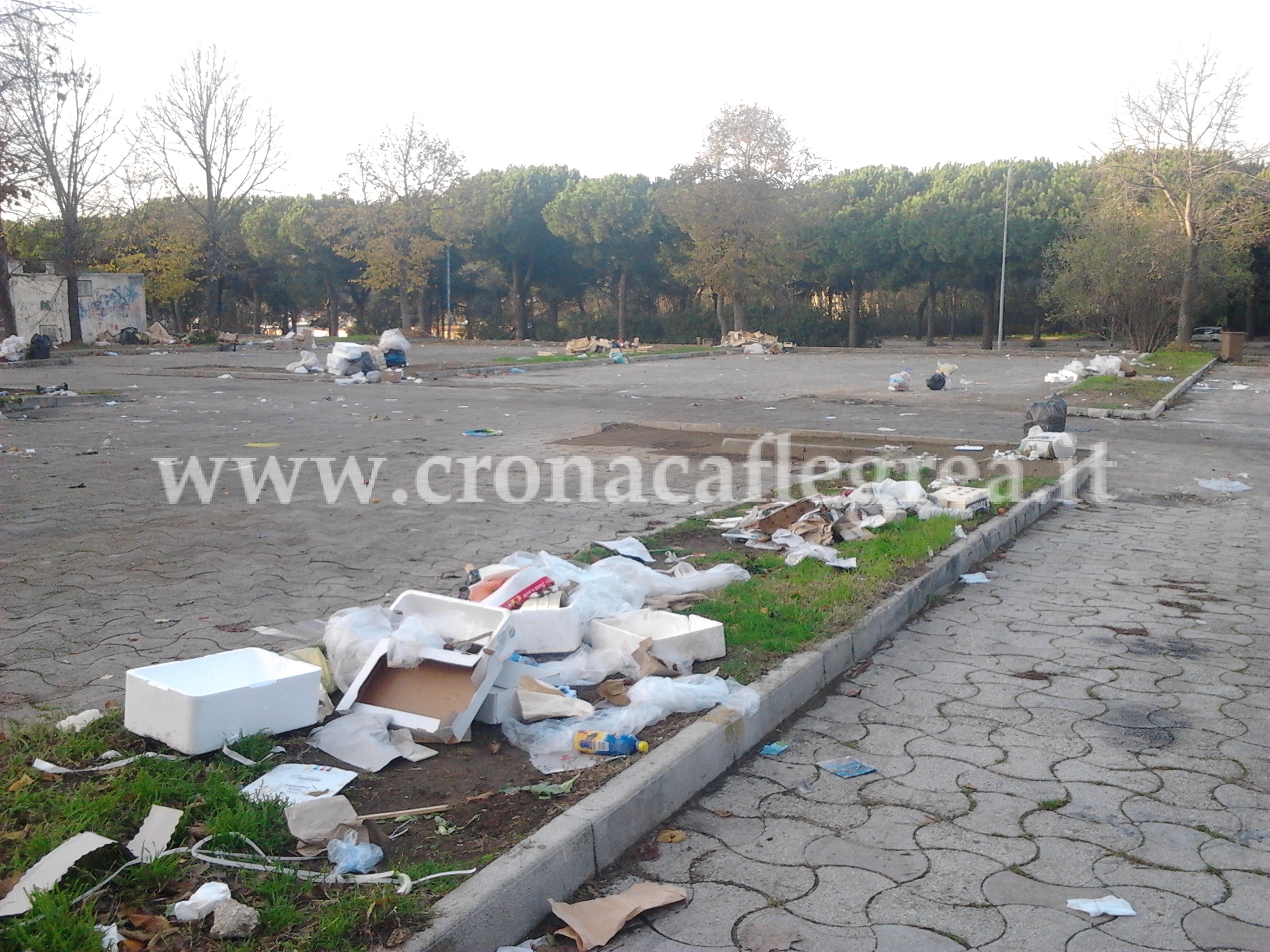 POZZUOLI/ Monterusciello, dopo il mercatino del mercoledì le strade si trasformano in discariche – LE FOTO