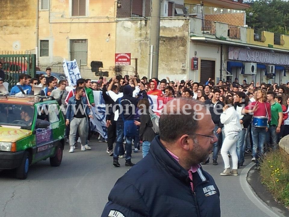 BACOLI/ Oltre 600 studenti in strada contro una professoressa