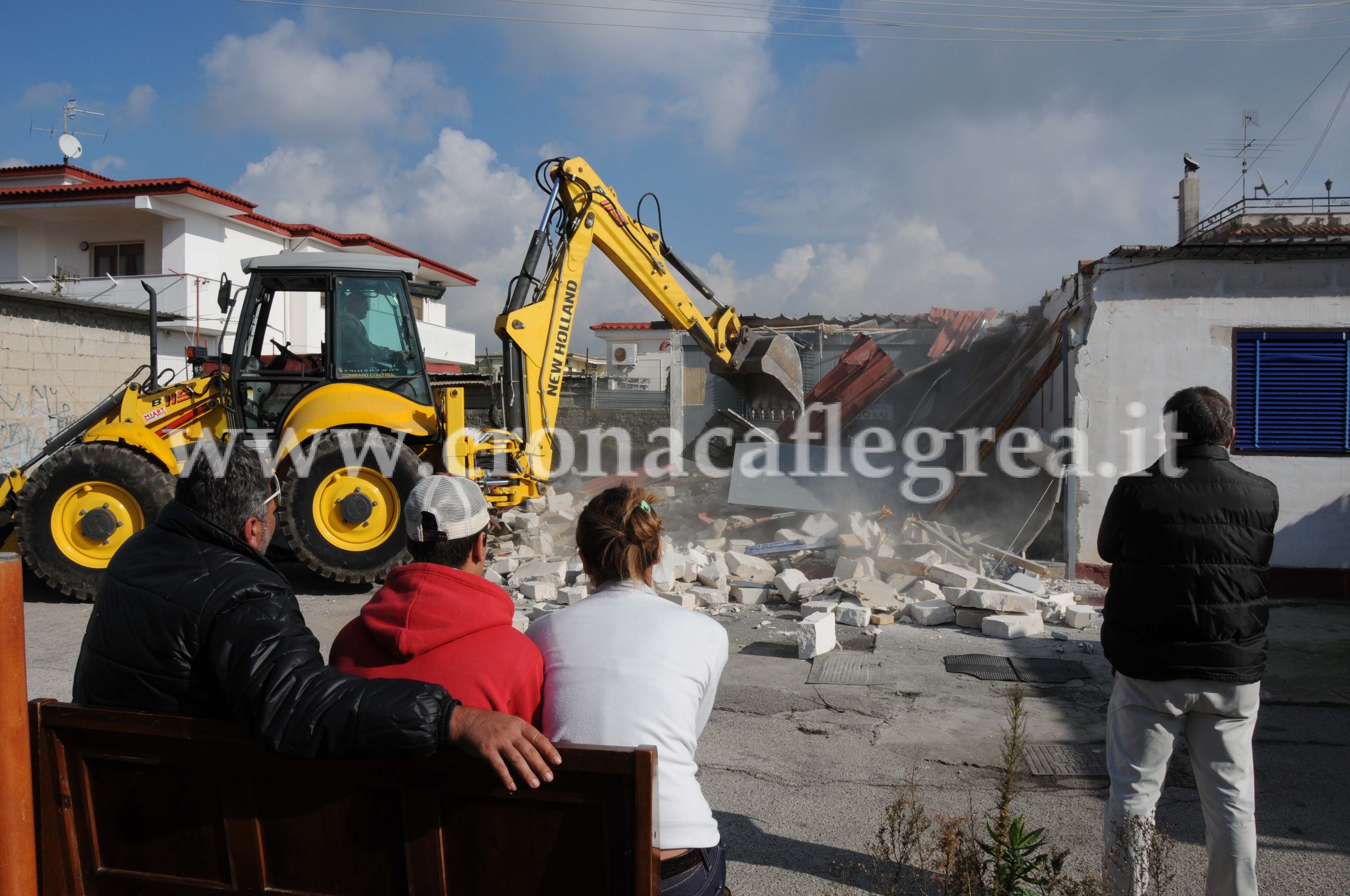 Ruspe “buone” a Bacoli, dopo 21 anni demoliti i campi container – LE FOTO