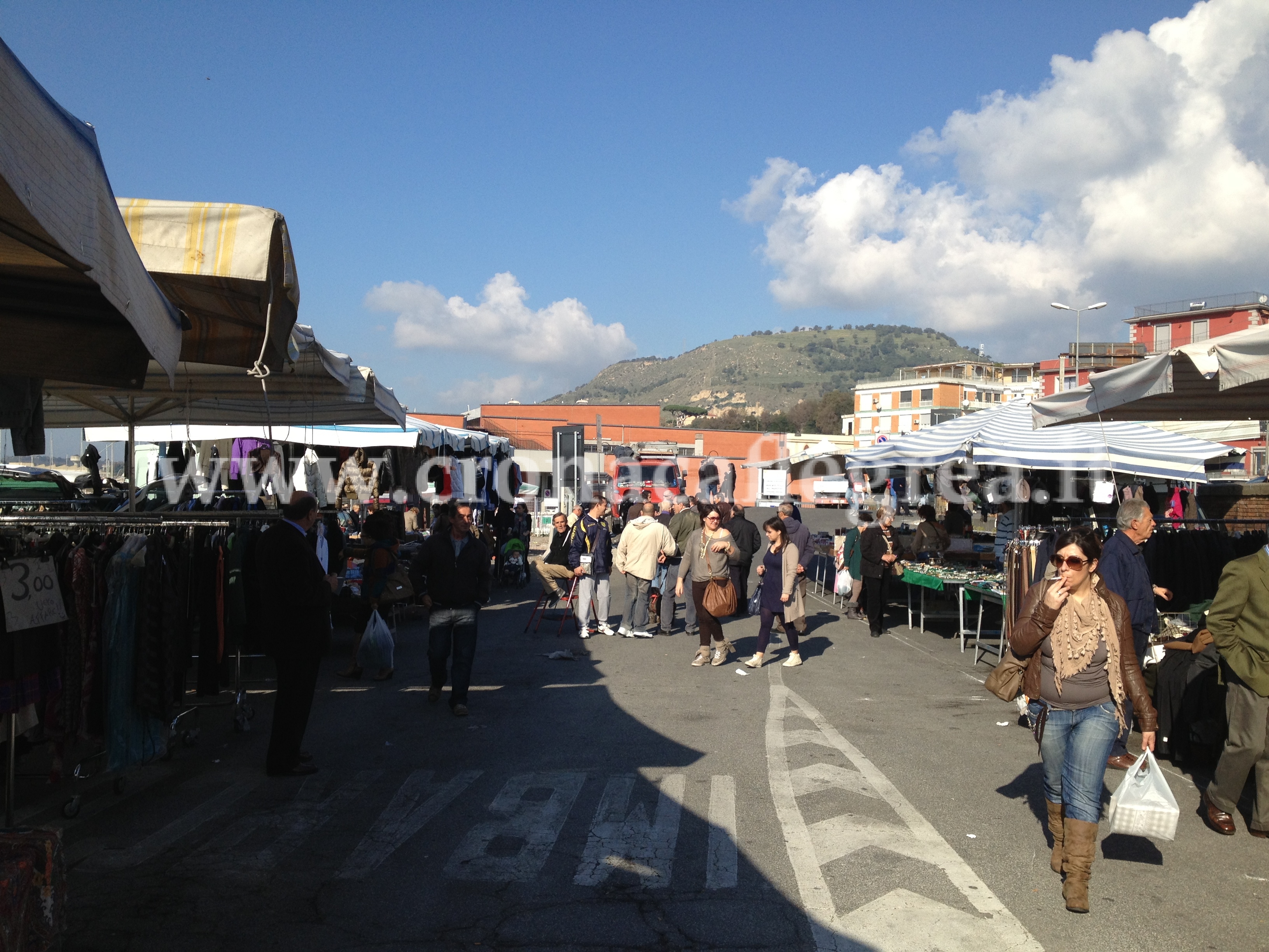 FOTONOTIZIA/ Il primo giorno del mercato in via Roma