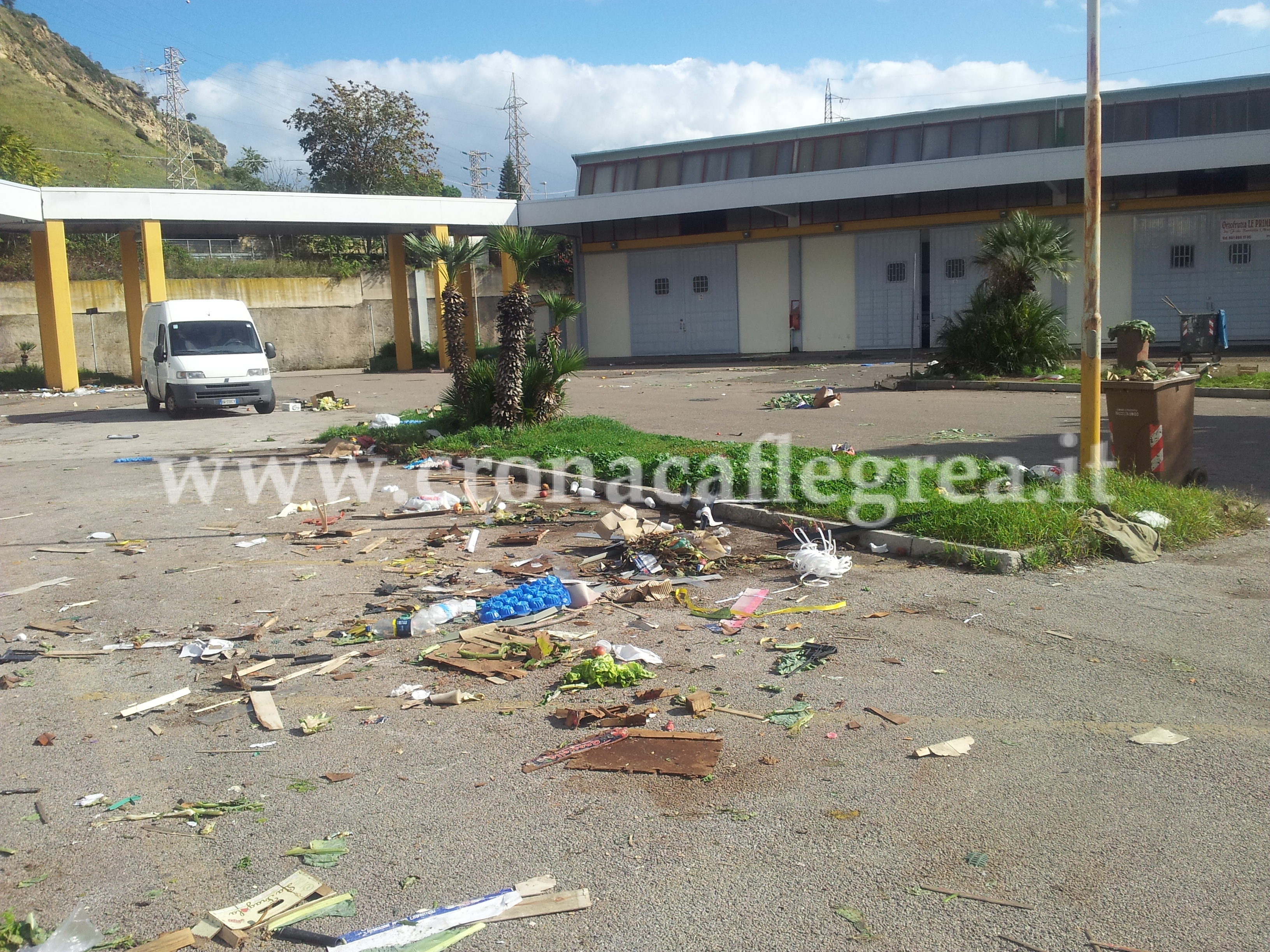 LA DENUNCIA/ Il mercato ortofrutticolo di Pozzuoli è pieno di immondizia – LE FOTO