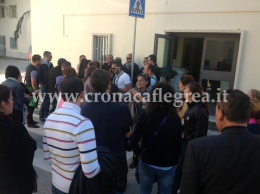 Manifestanti all'esterno dell'ufficio del sindaco