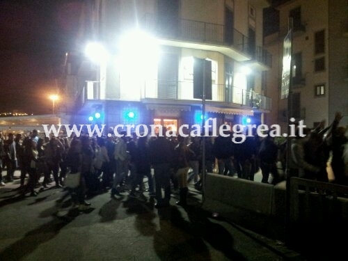 POZZUOLI/ Improvviso corteo di studenti al centro storico, contestato il Sindaco