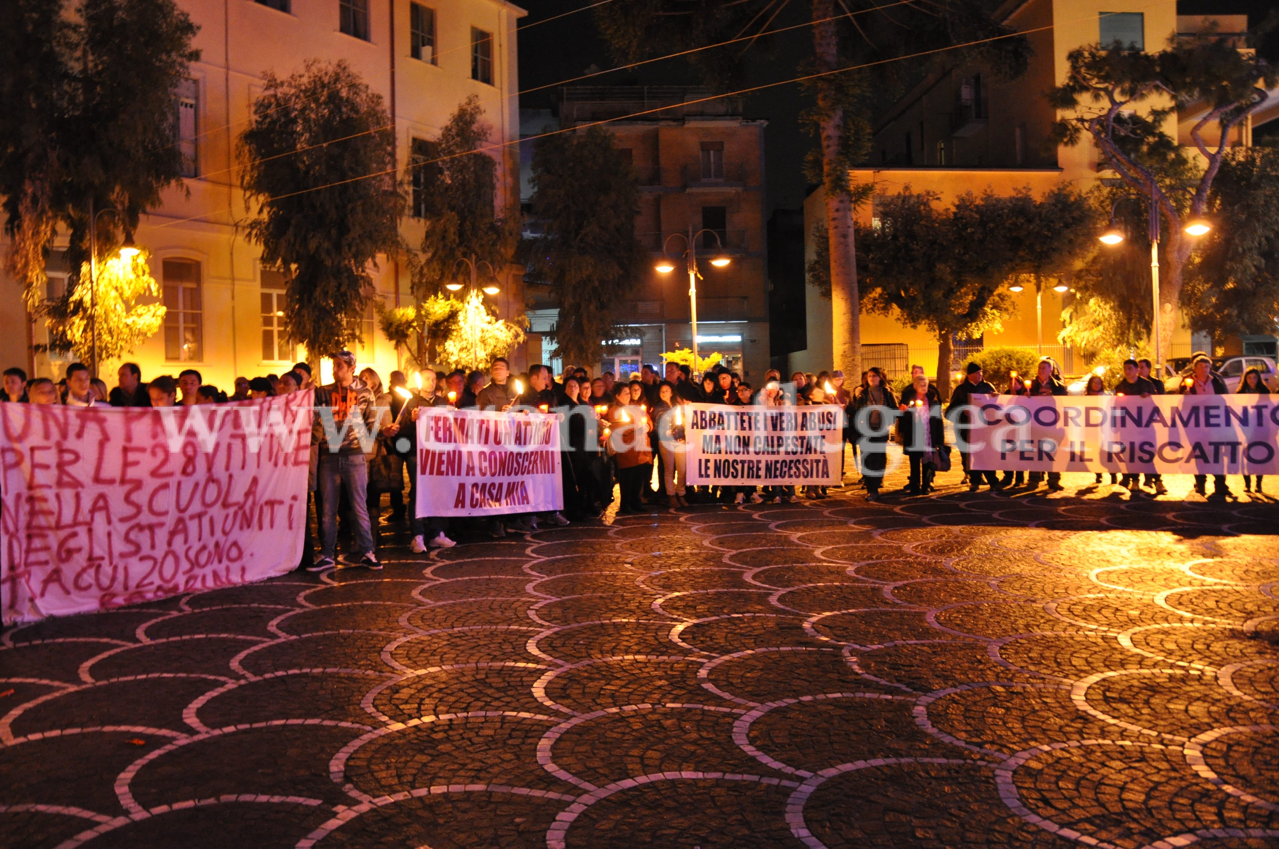 BACOLI/ Centinaia di fiaccole per dire “No” agli abbattimenti – LE FOTO