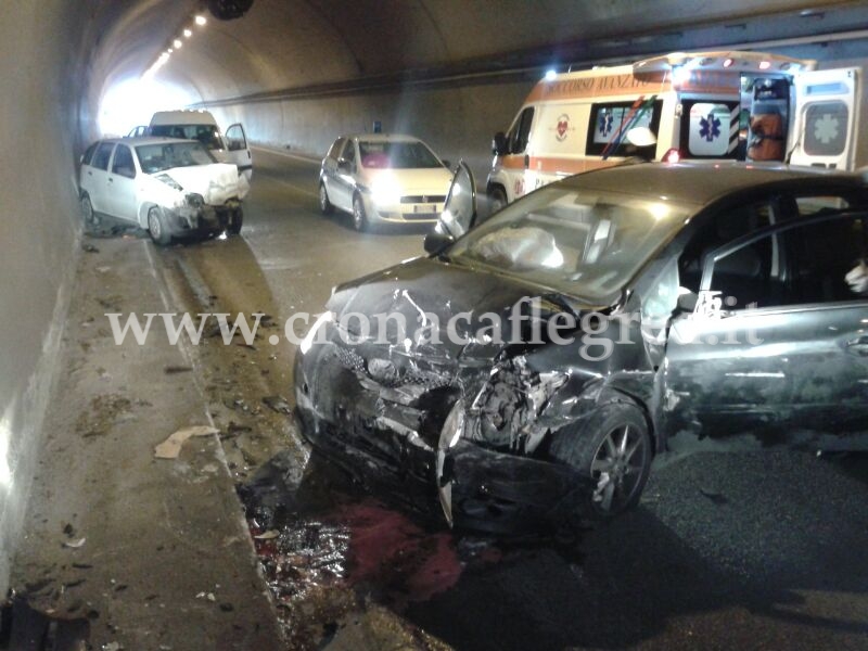 POZZUOLI/ Schianto nel tunnel, tre feriti e quattro auto distrutte – LE FOTO