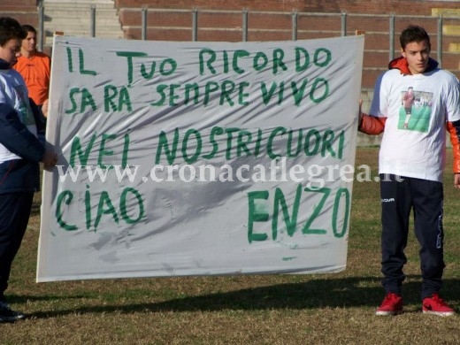 Uno striscione in ricordo di Vincenzo Longobardo al Domenico Conte