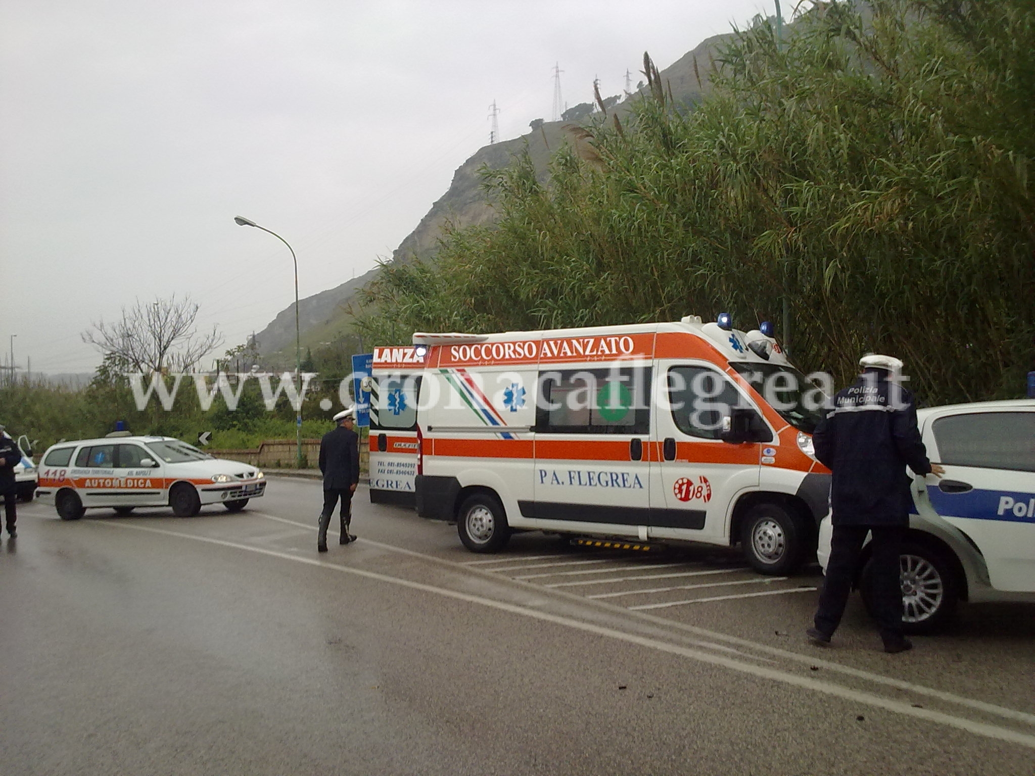 POZZUOLI/ Ultimissima – Schianto frontale sul “ponte della morte”, 3 feriti