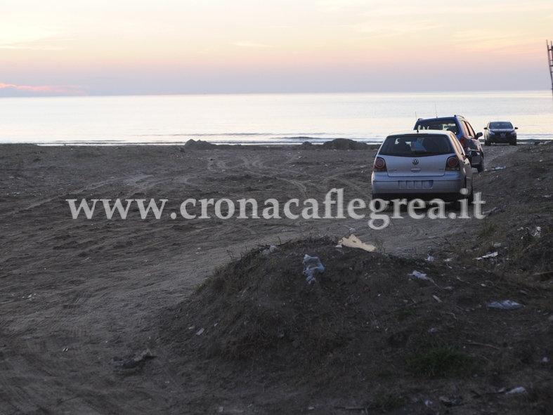 LA DENUNCIA/ Auto sulle dune di Cuma, l’arenile trasformato in “parco dell’amore” – LE FOTO