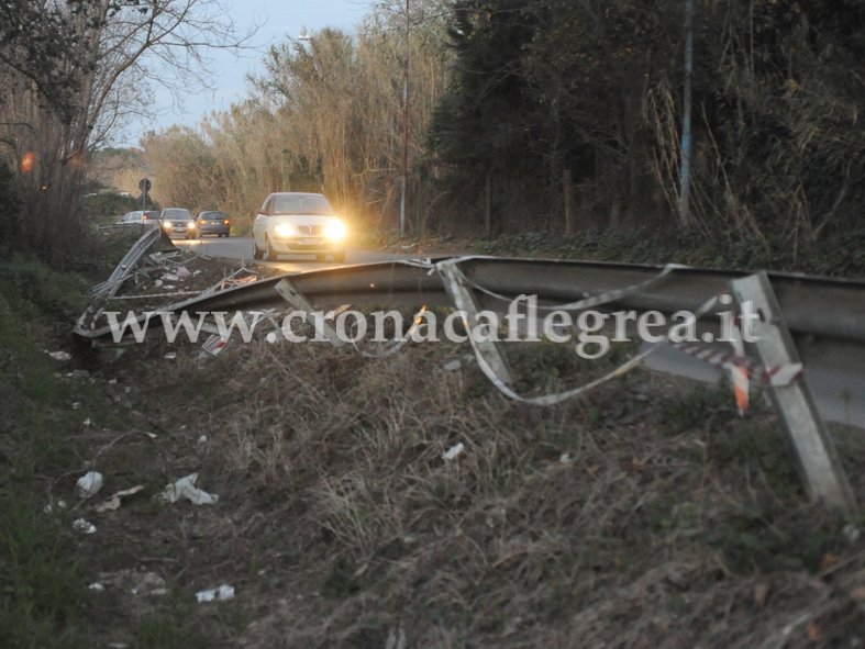 FOTONOTIZIA/ Guardrail sfondato in via Cuma Licola, automobilisti in pericolo