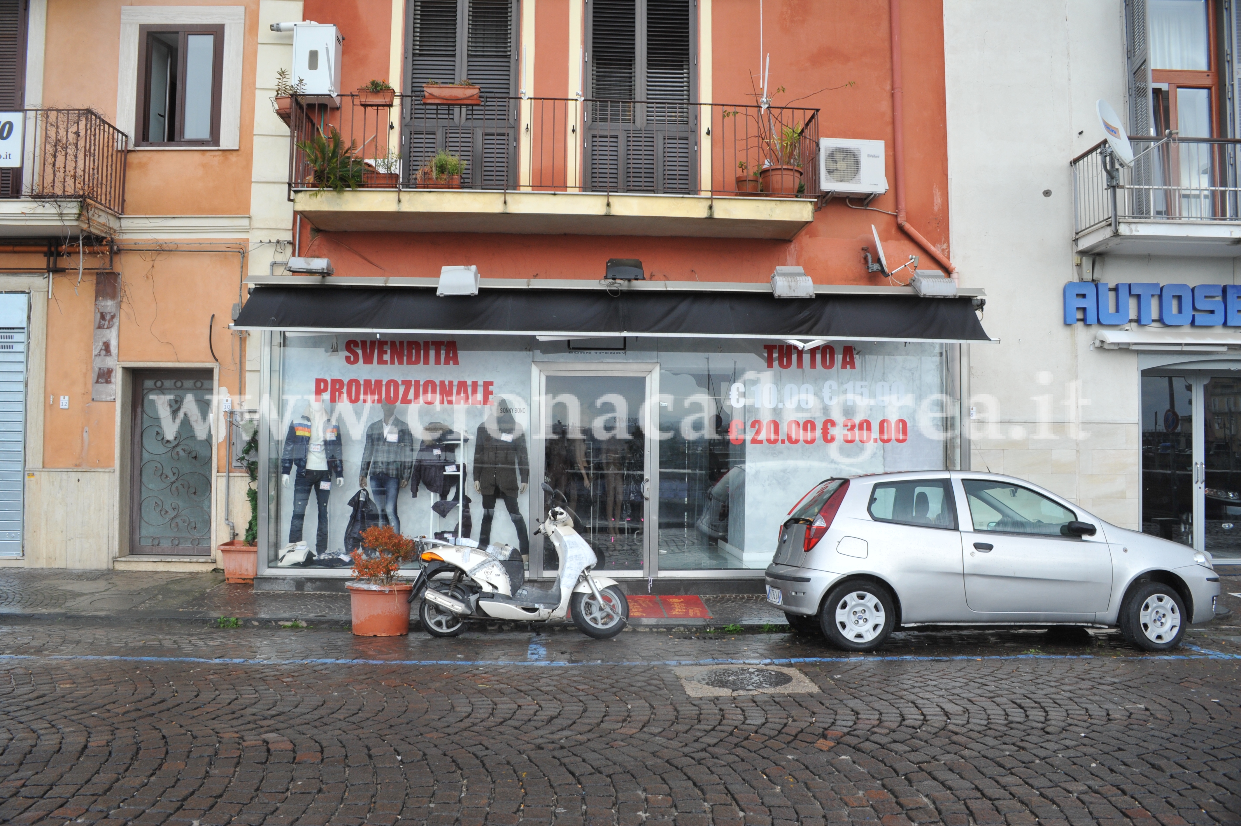 POZZUOLI/ Ladri in azione nella notte, svaligiato negozio di abbigliamento