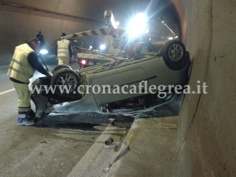 POZZUOLI/ Spettacolare incidente, auto si ribalta nel tunnel. Illeso il conducente – LE FOTO