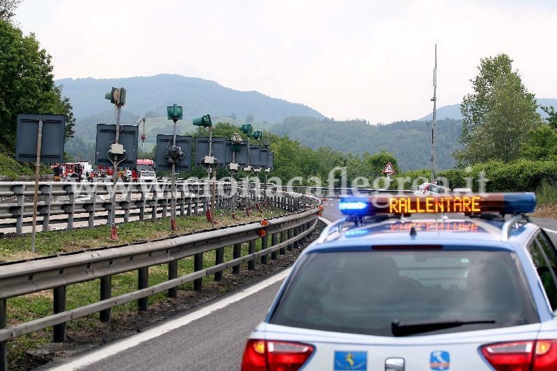 Auto si ribalta dopo esplosione di pneumatico, due passeggeri muoiono schiacciati. Nello schianto ferita bimba di 3 anni