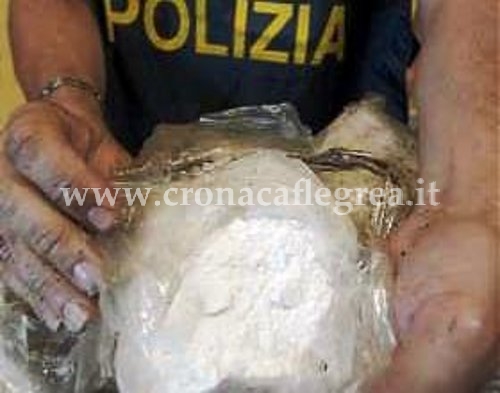 E’ ai domiciliari ma spaccia cocaina: arrestato