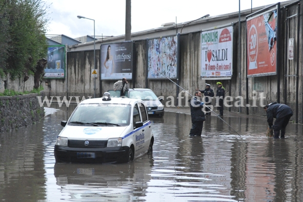 MALTEMPO/ Allagamenti a Pozzuoli, auto intrappolate nell’acqua – LE FOTO