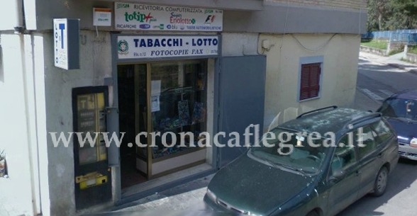 POZZUOLI/ Tabaccheria rapinata due volte in tre giorni, presi 2 banditi