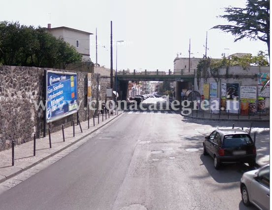 POZZUOLI/ Cadono calcinacci dal ponte della Metro, paura tra gli automobilisti