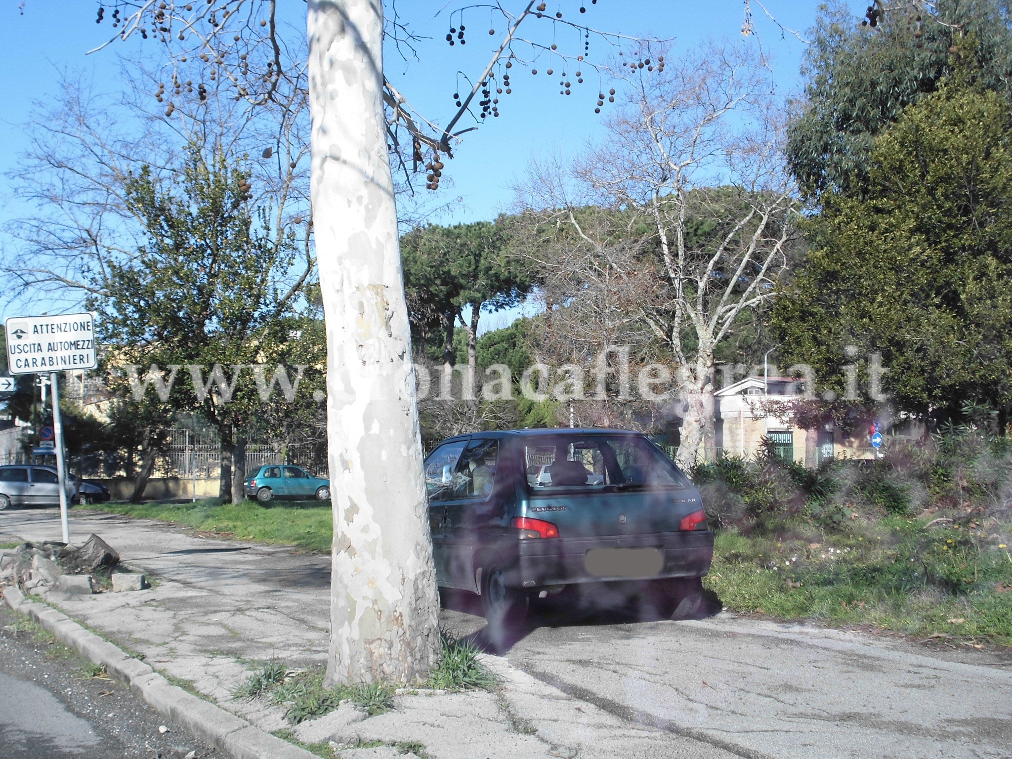 FOTONOTIZIA/ Buche in strada? No problem…a Licola le auto camminano sul marciapiede