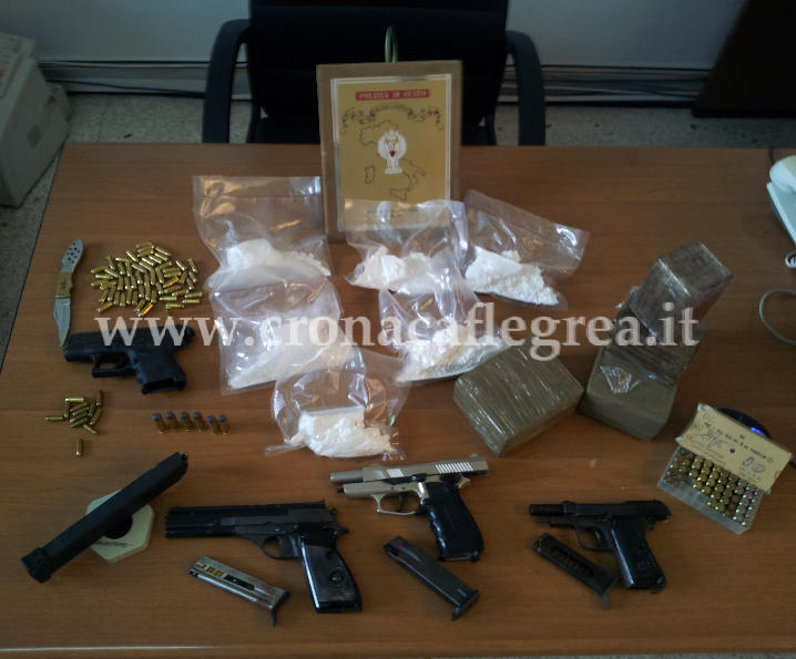 Cocaina, hashish e 4 pistole in casa: arrestato 41enne