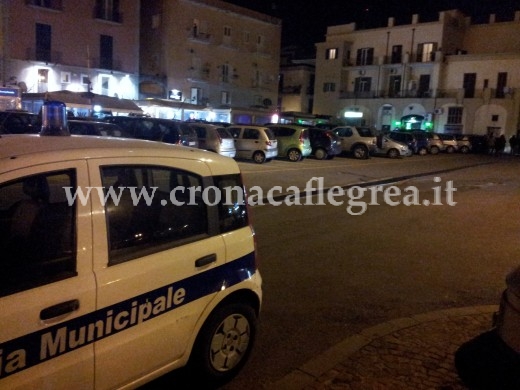 Una pattuglia della Municipale pochi minuti dopo l'aggressione in via Largo Emporio