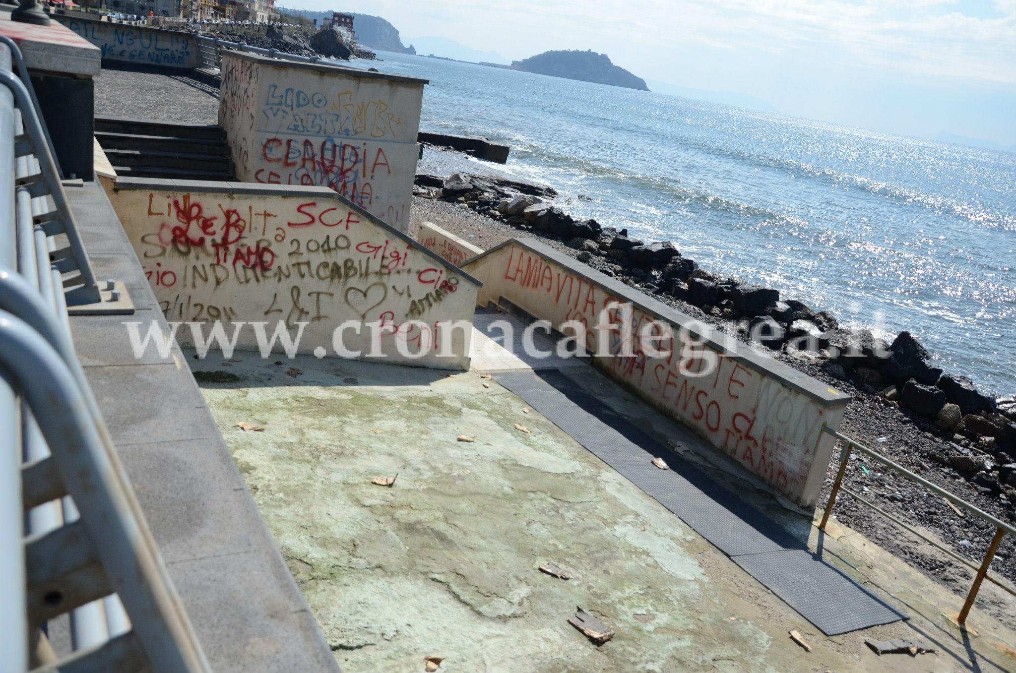 POZZUOLI/ Lungomare Pertini in balia dei vandali – LE FOTO