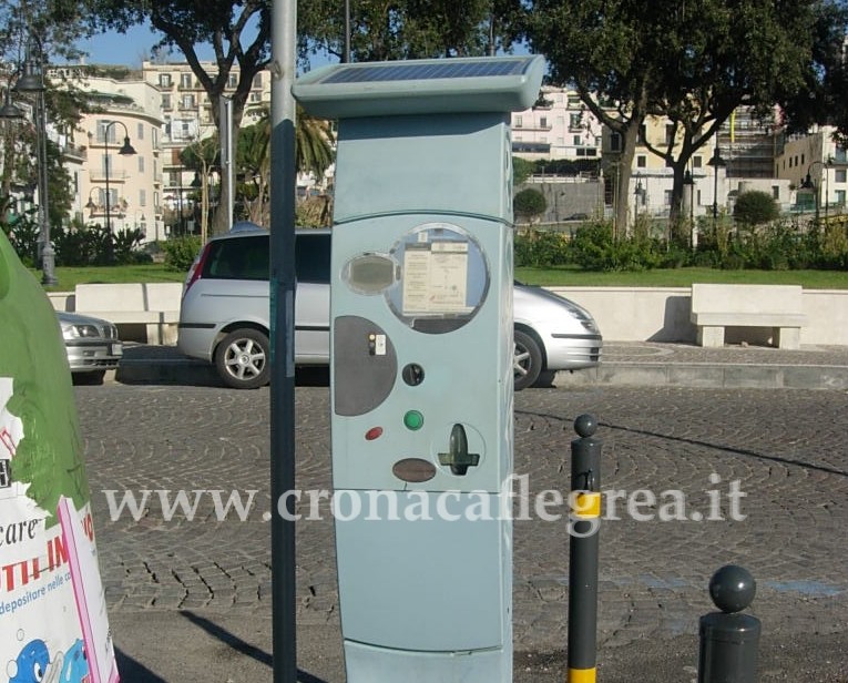 POZZUOLI/ Furto in strada, ladri sradicano e portano via dal marciapiede macchinetta stampa ticket per la sosta