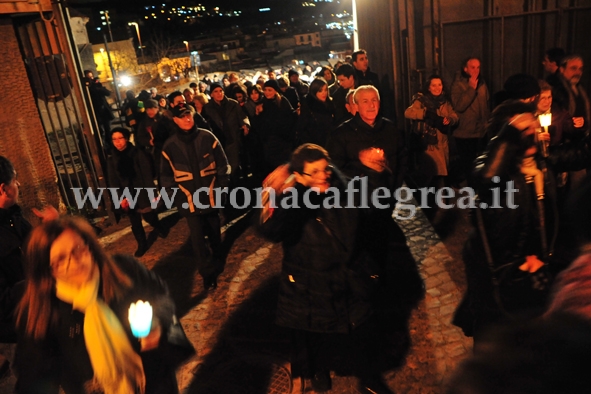 POZZUOLI/ Rione Terra, centinaia di fiaccole per non dimenticare – LE FOTO