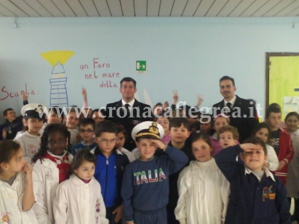 Il comandante della Capitaneria Andrea Pellegrino insieme alle scolaresche