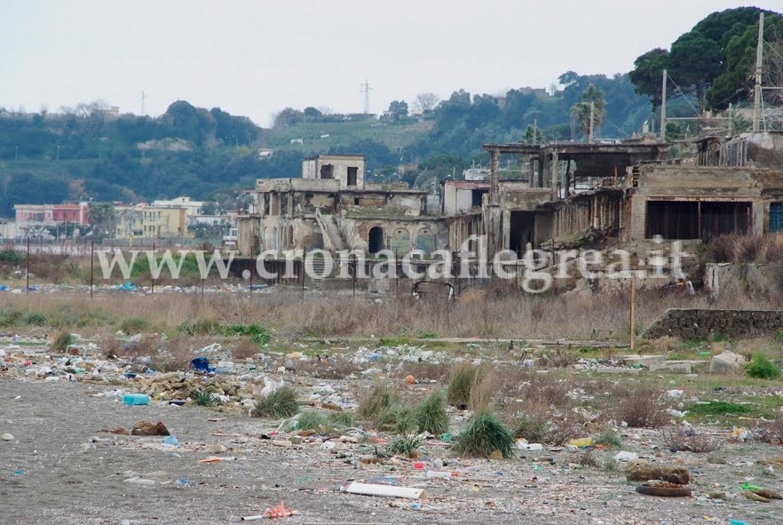 POZZUOLI/ Sequestrata in spiaggia casetta abusiva