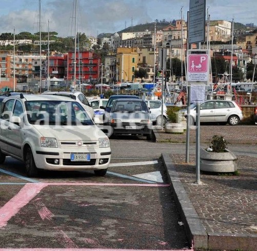 POZZUOLI/ Parcheggi, “arrivano” le strisce rosa per donne incinte