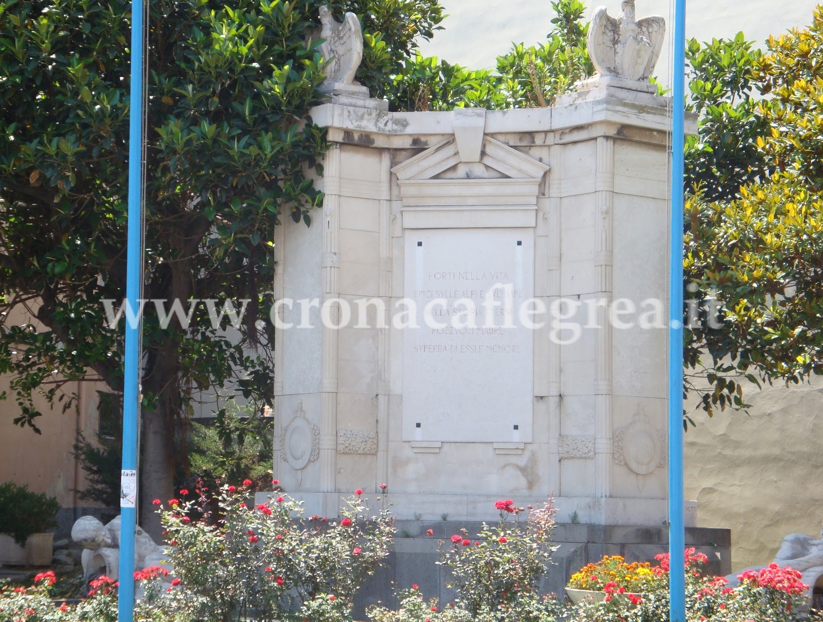 POZZUOLI/ Tentano di devastare il “Monumento ai Caduti”: fermati due vandali