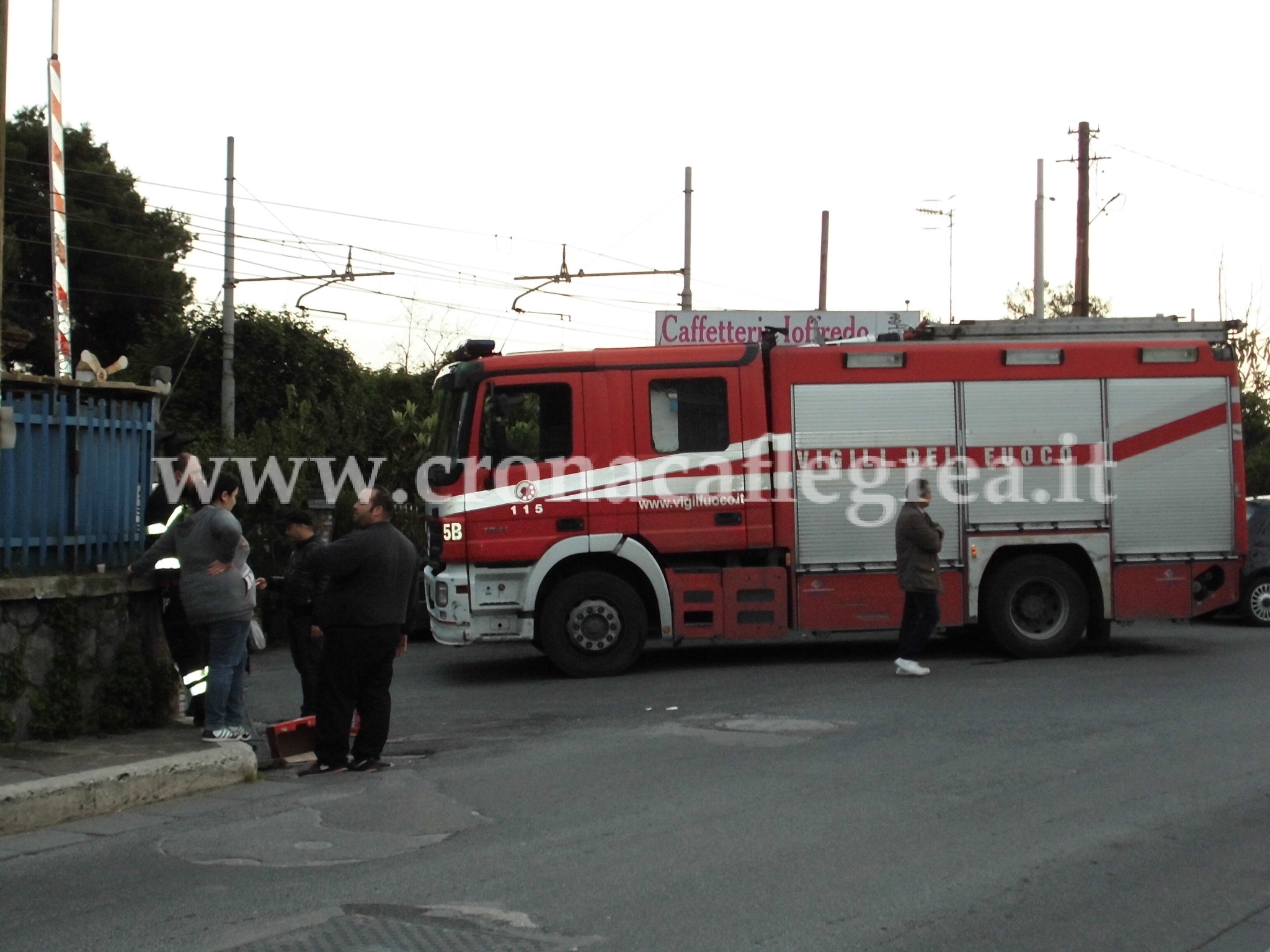 POZZUOLI/ Tre cuccioli di cane finiscono in un tombino, inutili le ricerche dei Vigili del Fuoco – LE FOTO