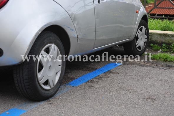 POZZUOLI/ Dipingono strisce blu sull’asfalto…e sulle auto – LE FOTO