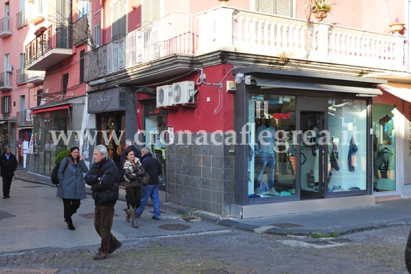 POZZUOLI/ Svaligiato negozio in pieno centro storico