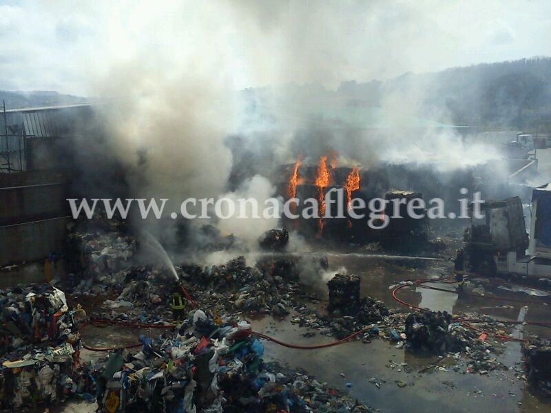 QUARTO/ Camion in fiamme, bruciano balle di raccolta differenziata – LE FOTO