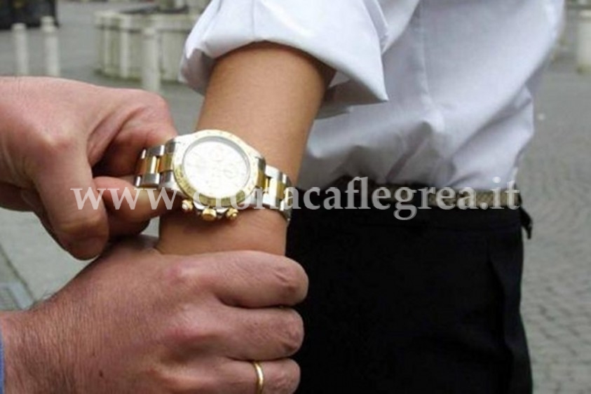 Gli strappano dal polso Rolex da 5 mila euro