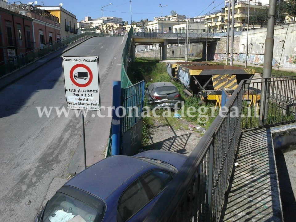 SEGNALI ASSURDI/ Centro storico e Porto a Pozzuoli sono…al “contrario”