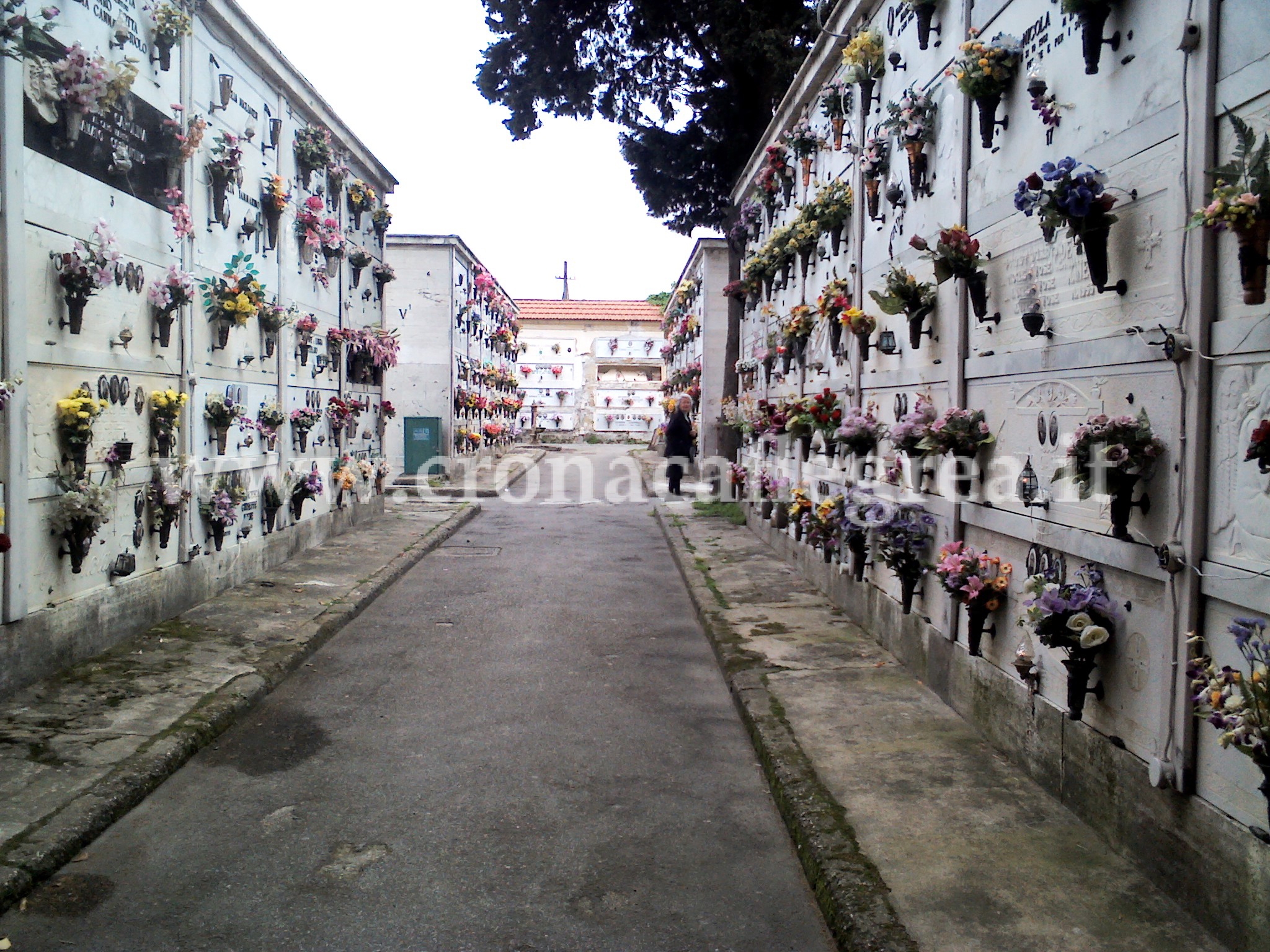 POZZUOLI/ Furto al cimitero, rubati 600 vasi dalle nicchie «Un’offesa ai defunti»