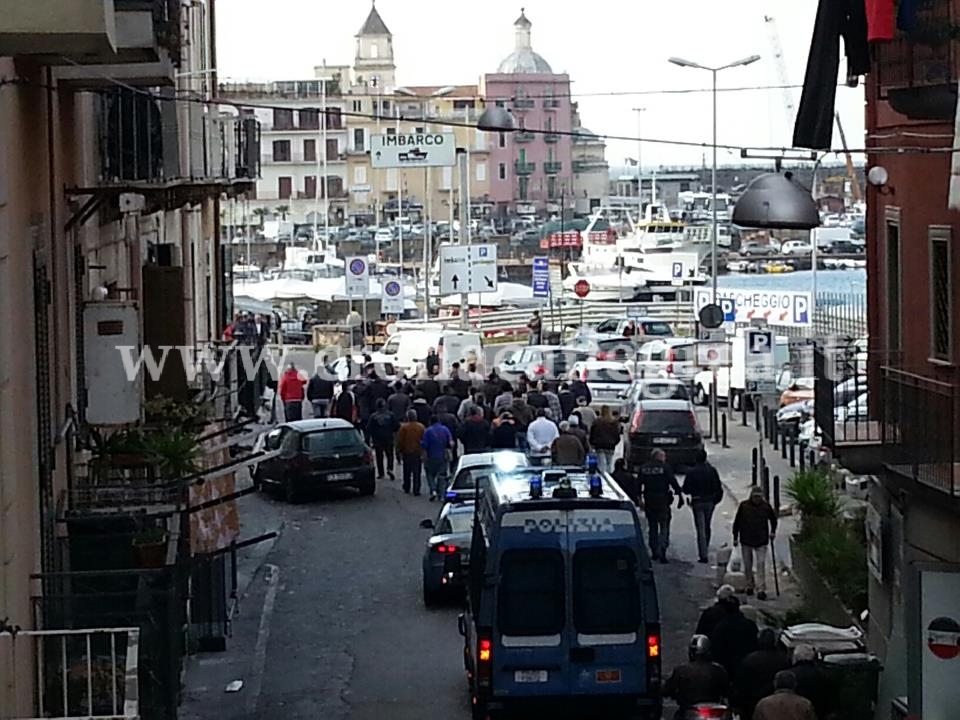 POZZUOLI/ Mercato chiuso, protestano i commercianti