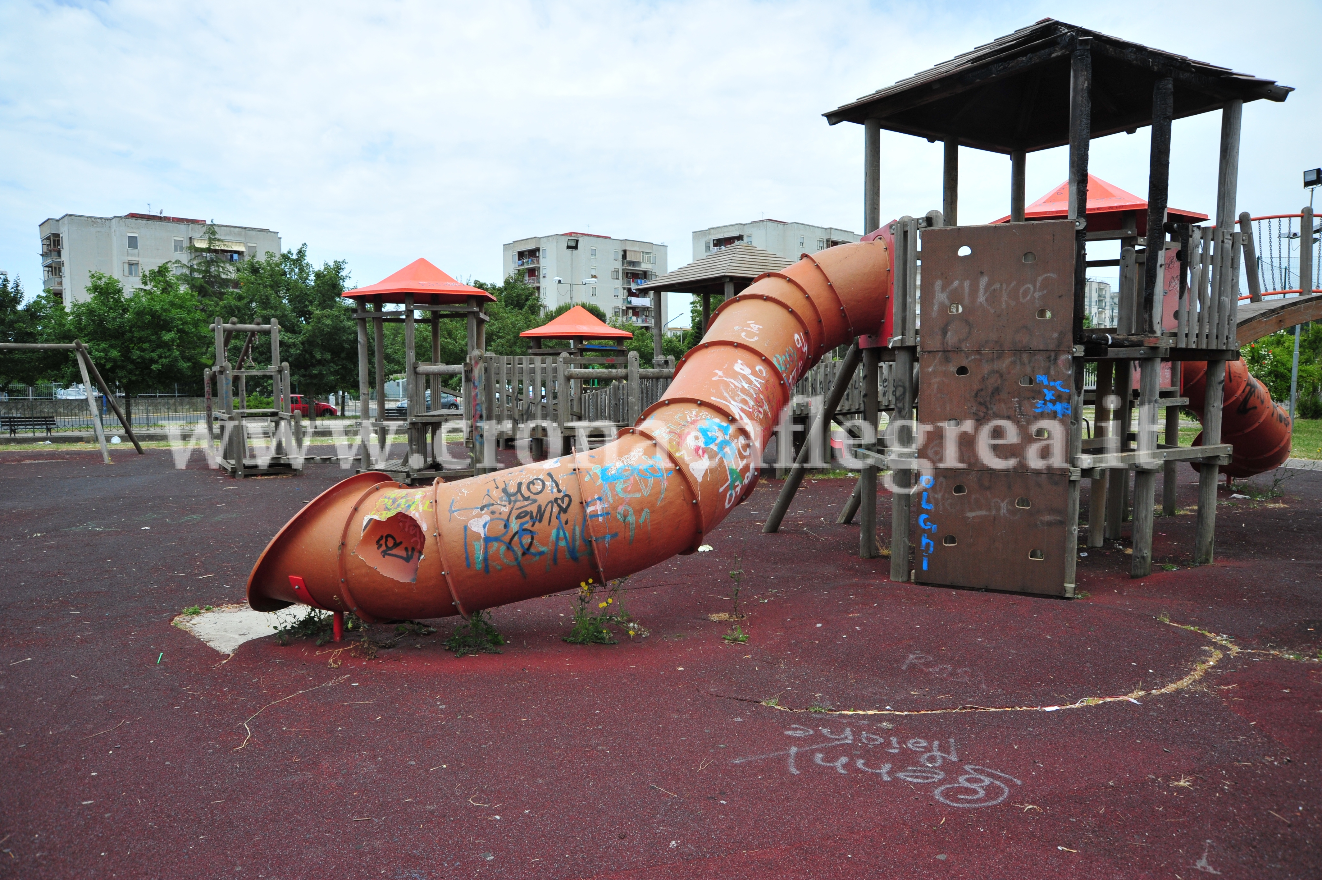 FOTODENUNCIA/ Baby parking di Monterusciello: da parco giochi a “parco dei pericoli”