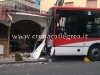 MONTE DI PROCIDA/ Autobus “scivola” e si schianta contro un pub – LE FOTO