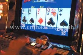 LA STORIA/ Spende la paga settimanale tra videopoker e droga. Poi ruba l’incasso e si pente