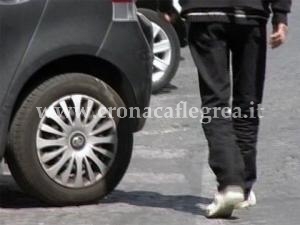 Tenta di estorcere denaro a una donna in via di Pozzuoli: arrestato parcheggiatore abusivo