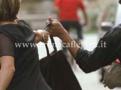 Scaraventa a terra una donna per rapinarle la borsa sotto gli occhi dei carabinieri: inseguito e arrestato